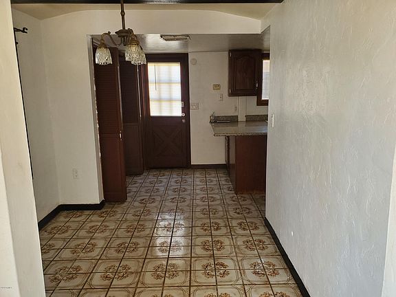 4th image of 919 N Gilbert Ave