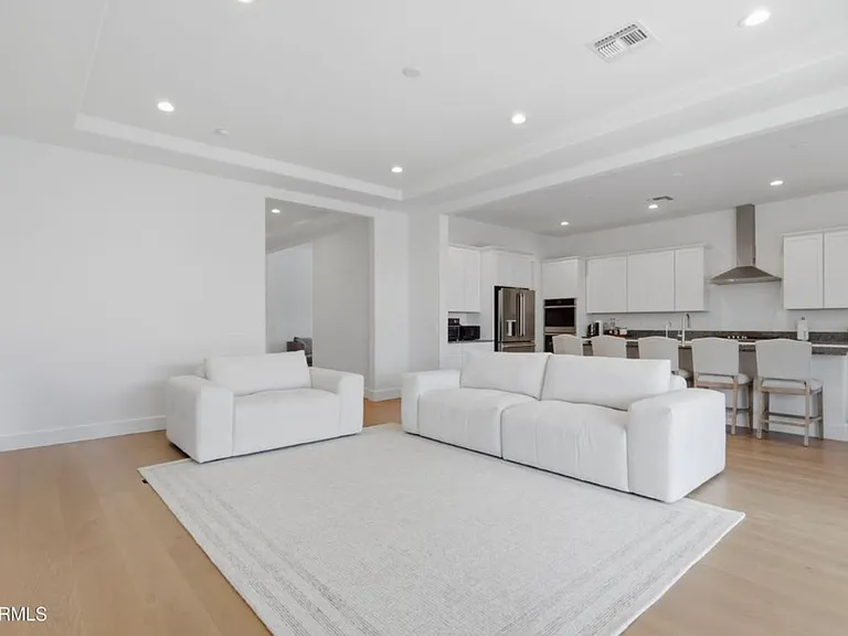 40583 W Desert Fairways Dr — Photo 2