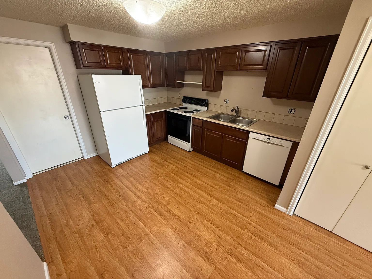 2 bed, 5032 sqft, $1,850 — Photo 3