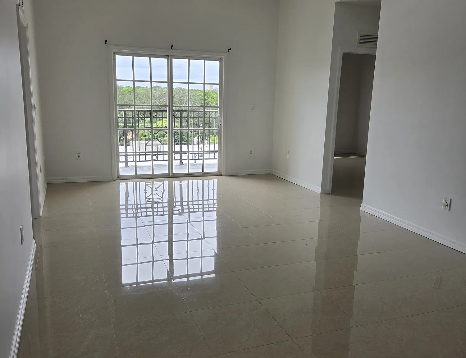 2 bed, 1027 sqft, $2,450 — Photo 2