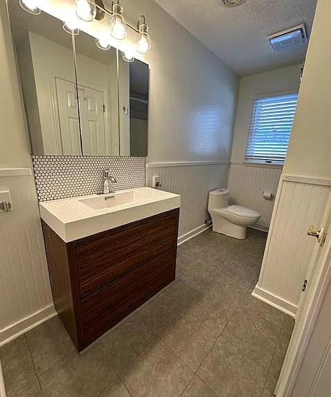 Upstairs Full Bathroom