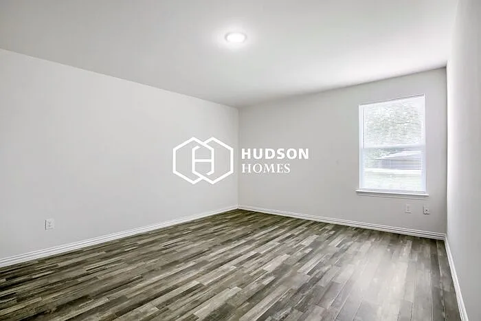 318 Bay Ct — Photo 9