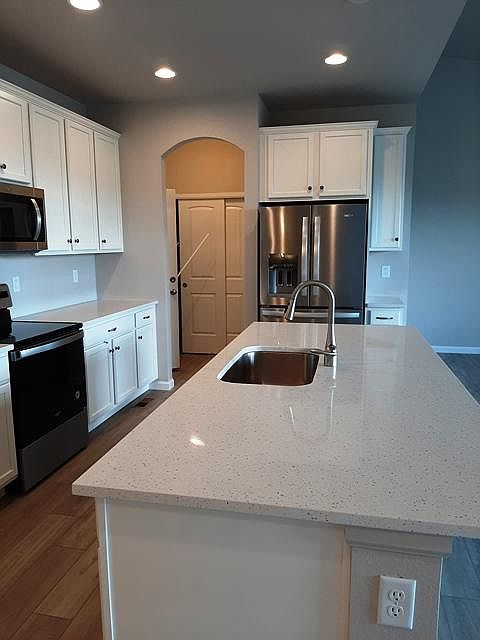 Quartz Counters, stainless appliances