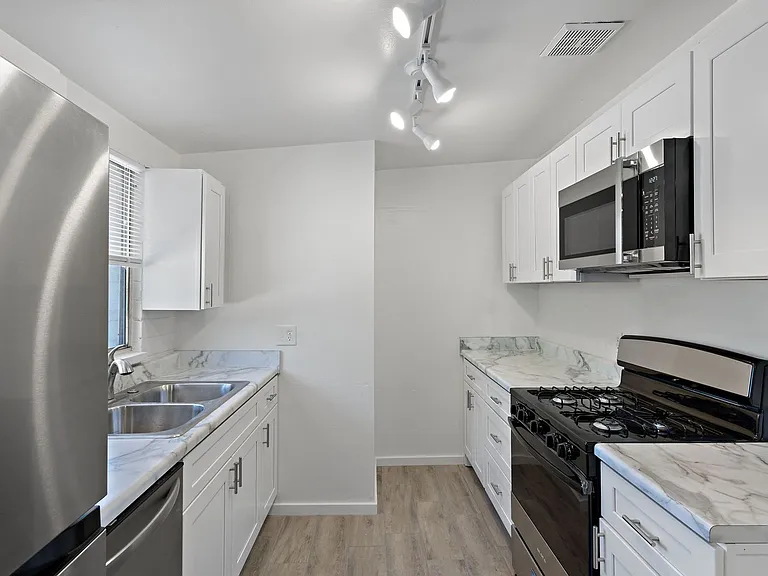 1515 E Blacklidge Dr — Photo 4