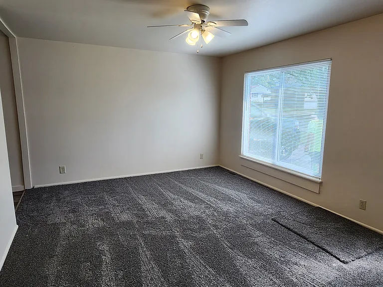 2238 E Linnhill Ln — Photo 3