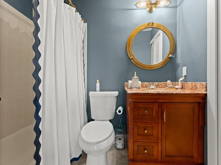 Guest full bath with washer & dryer