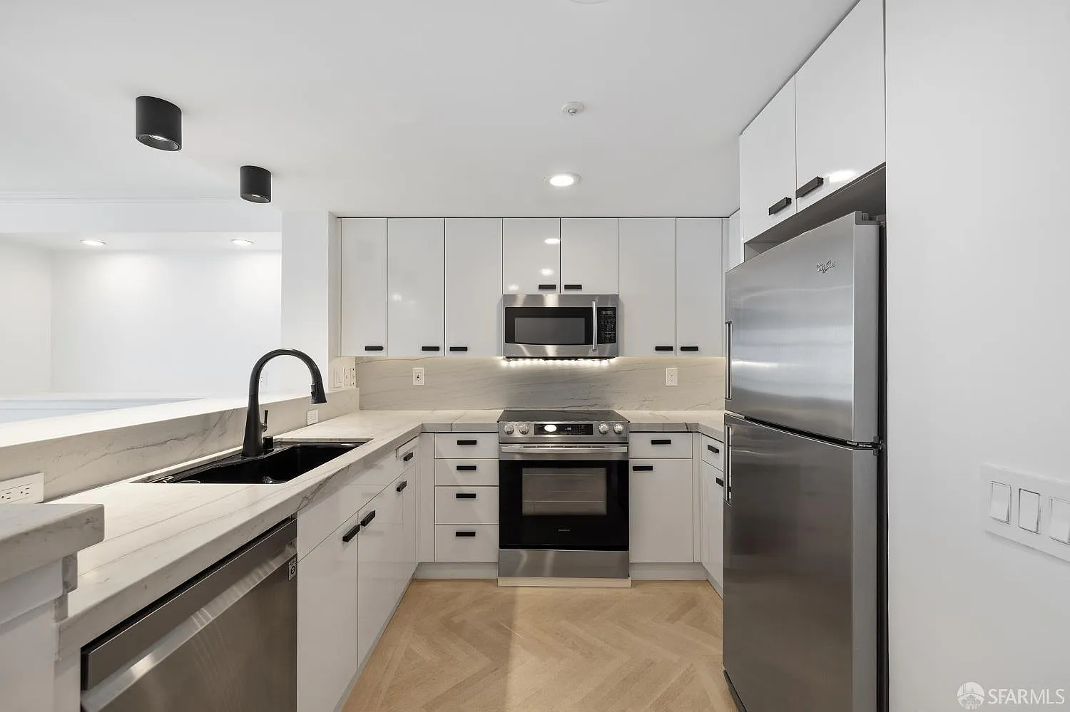 1 bed, 1.0 bath, 922 sqft, $5,545 — Photo 4