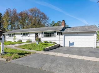 55 E Gate Ln, Stratford, CT 06614