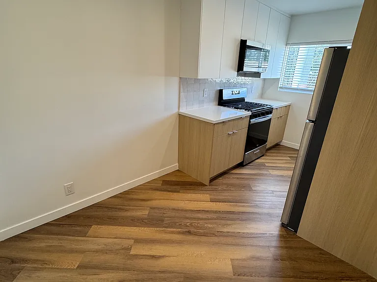 5447 Russell Ave #16 — Photo 8