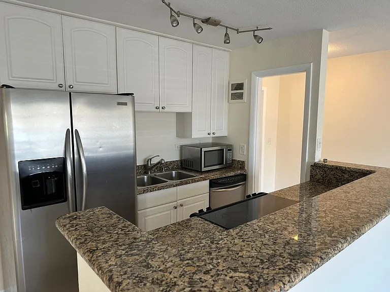 616 Lucerne Ave #5 — Photo 2