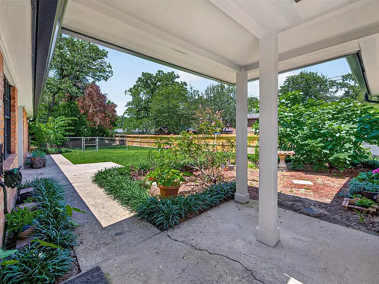 105 Glenmora Ct — Photo 43