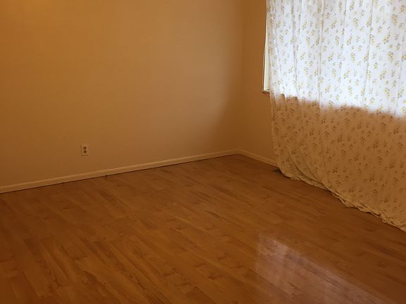3rd image of 115 Fairview Ln