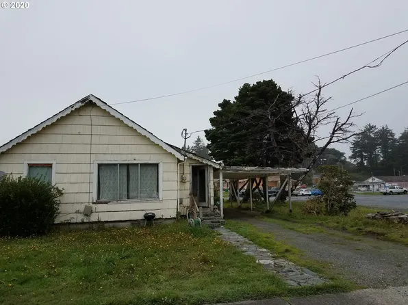 655 4th St SE, Bandon, OR 97411