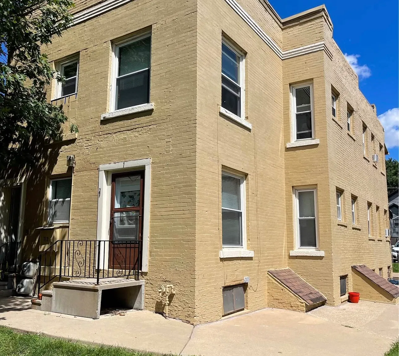 Flats on Pleasant — Photo 1
