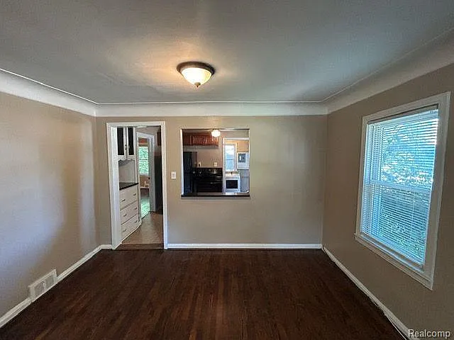 21751 Roslyn Rd — Photo 6