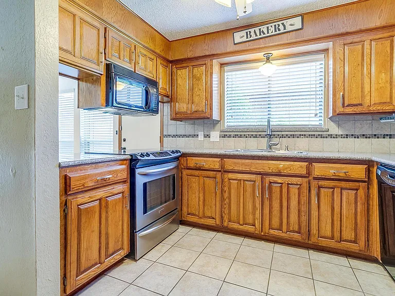 6428 Lago Vista Dr — Photo 2