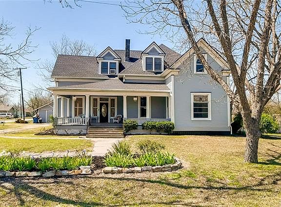 3rd image of 406 S Roswell St