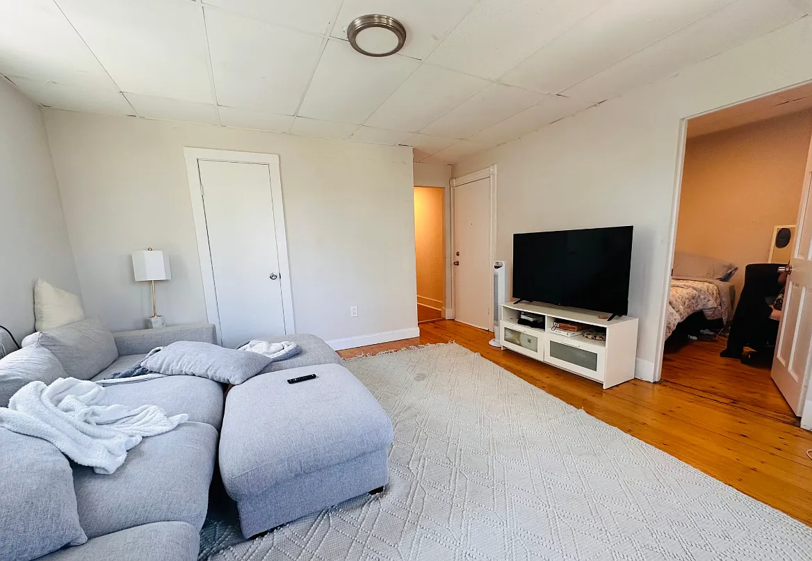 3 bed, 1.5 bath, 999 sqft, $4,200 — Photo 3