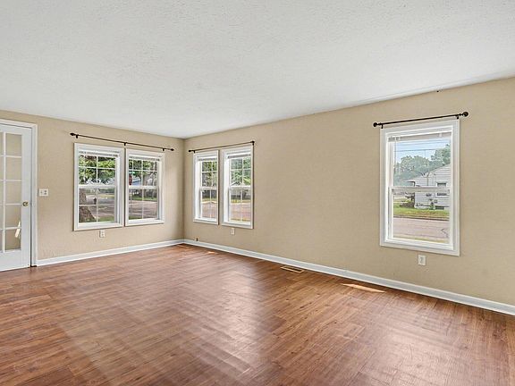 5th image of 2409 Crozier Ave