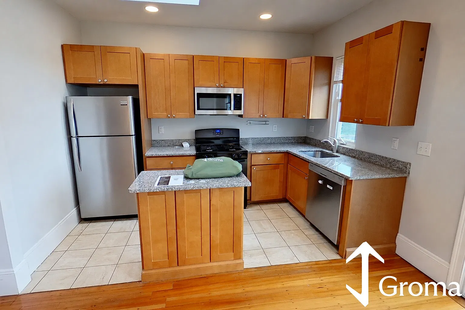 4 bed, 9999 sqft, $6,250 — Photo 2