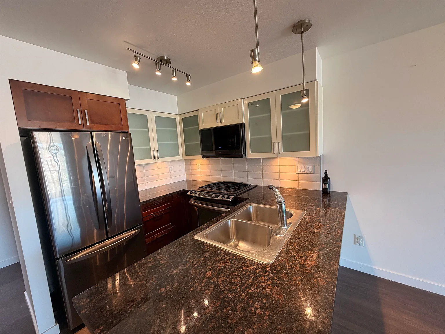 1 bed, 737 sqft, $2,300 — Photo 4