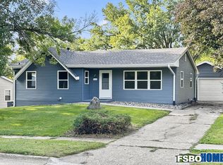 7810 Dellwood Dr, Urbandale, IA 50322