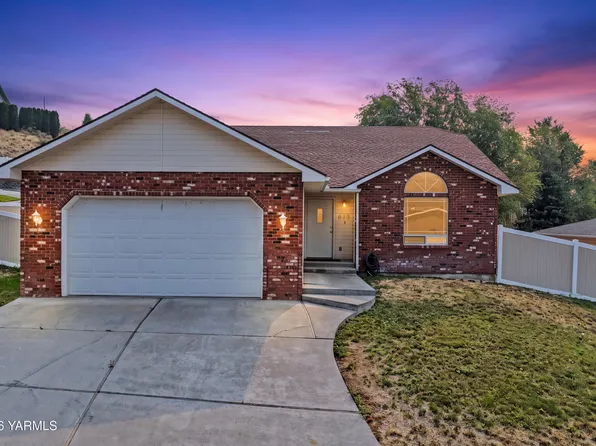 613 N 9th St, Selah, WA 98942