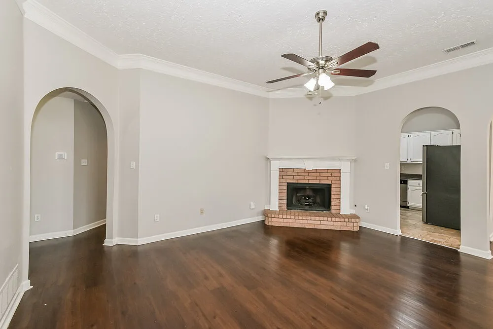 4 bed, 2.0 bath, 1913 sqft, $2,880 — Photo 4