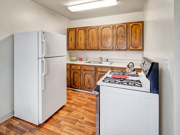 Village at Calais Apartments - Kitchen
