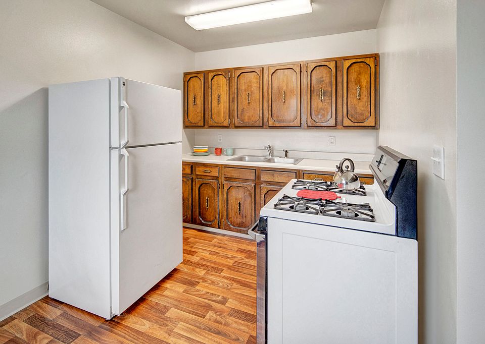 Village at Calais Apartments - Kitchen