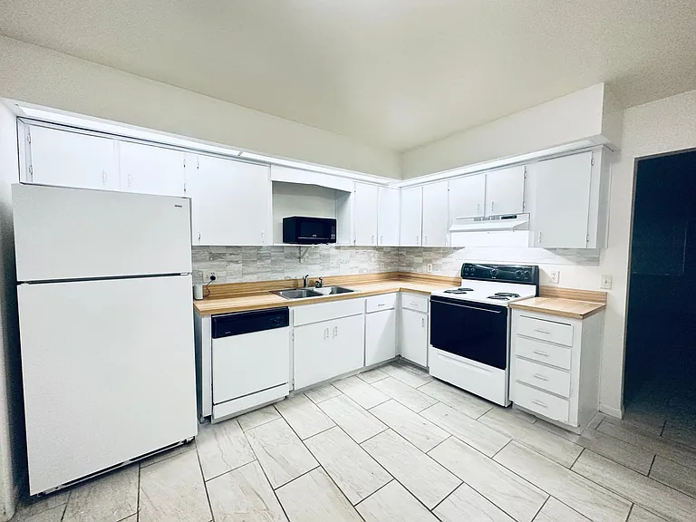 101 Lake Hunter Dr #16 — Photo 4