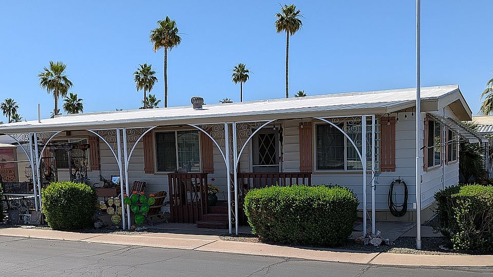 Corner lot, front few 