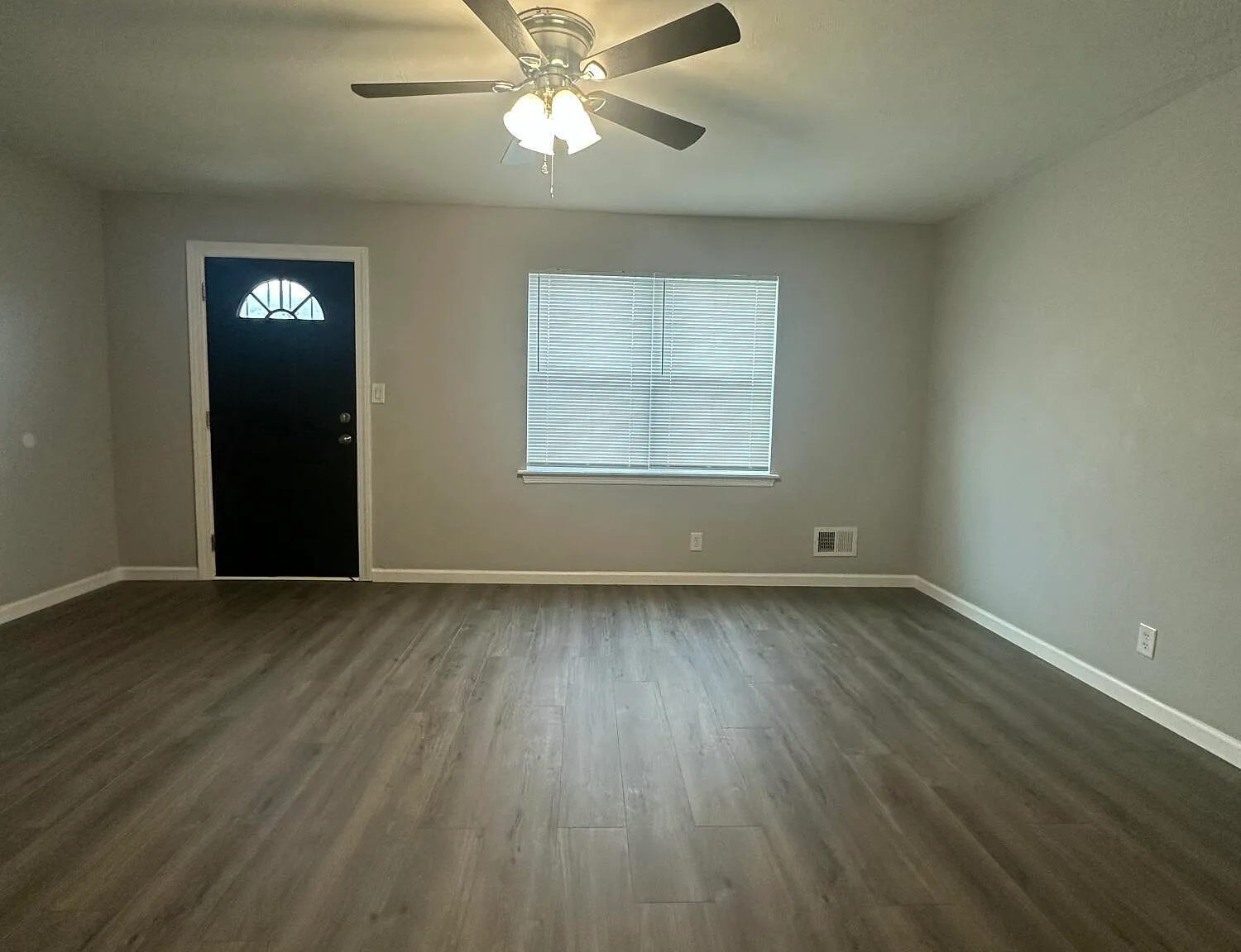 3 bed, 1.0 bath, 1044 sqft, $1,150 — Photo 3