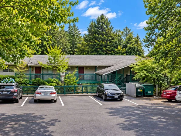 Welcome Home to Seahurst Ridge Comfortable Burien Living!, 13040 12th Ave SW APT 4, Burien, WA 98146