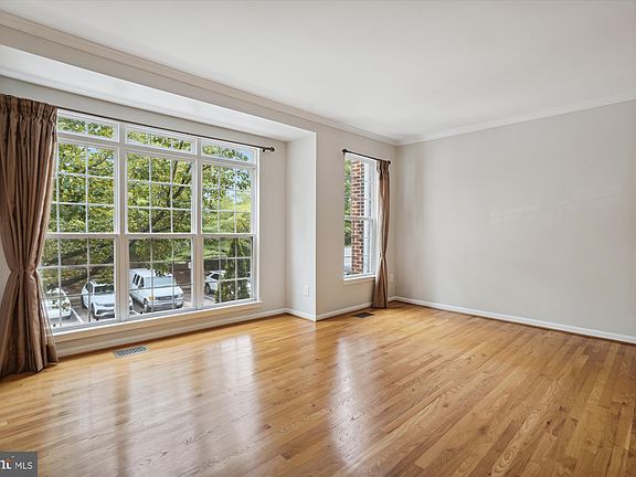 4th image of 4739 Thornbury Dr