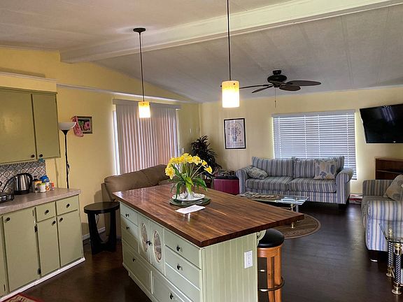 4th image of 66 Charlotte Cir W