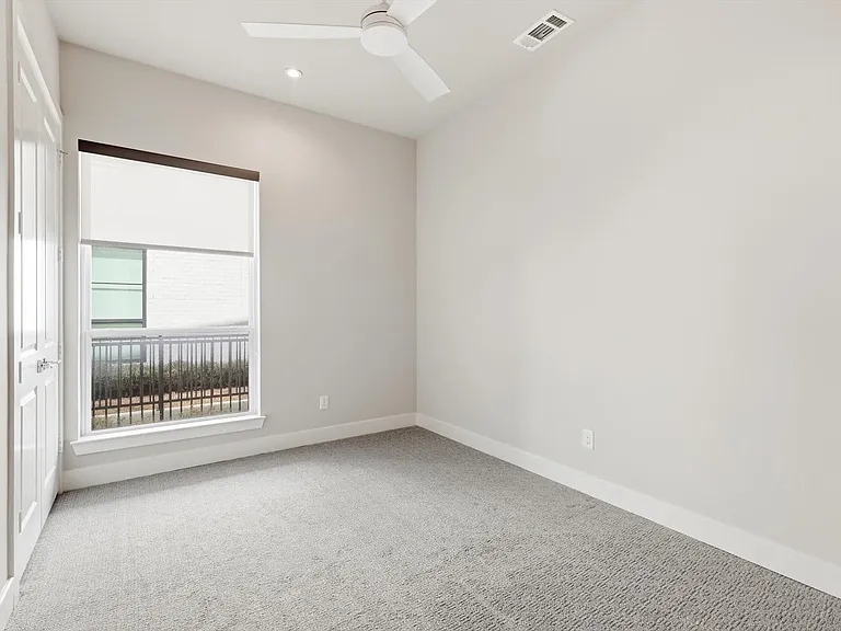 129 Garden Ct E — Photo 10