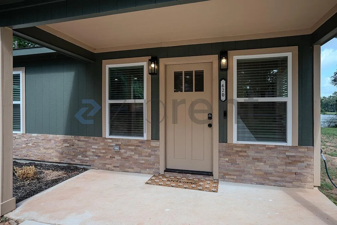 4 bed, 2.5 bath, 1700 sqft, $1,800 — Photo 2