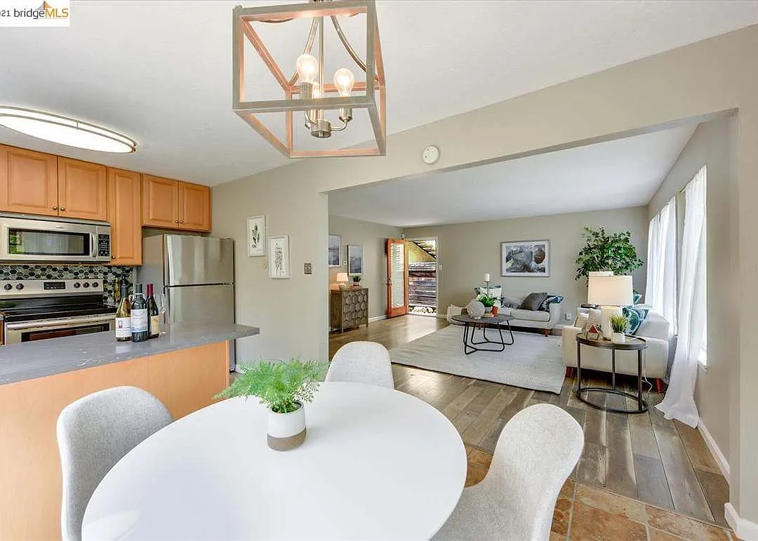 2 bed, 854 sqft, $2,650 — Photo 2