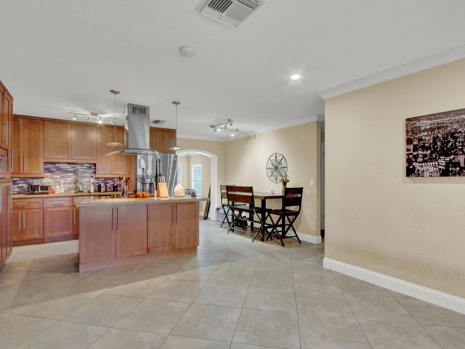 3400 Linden Dr — Photo 2