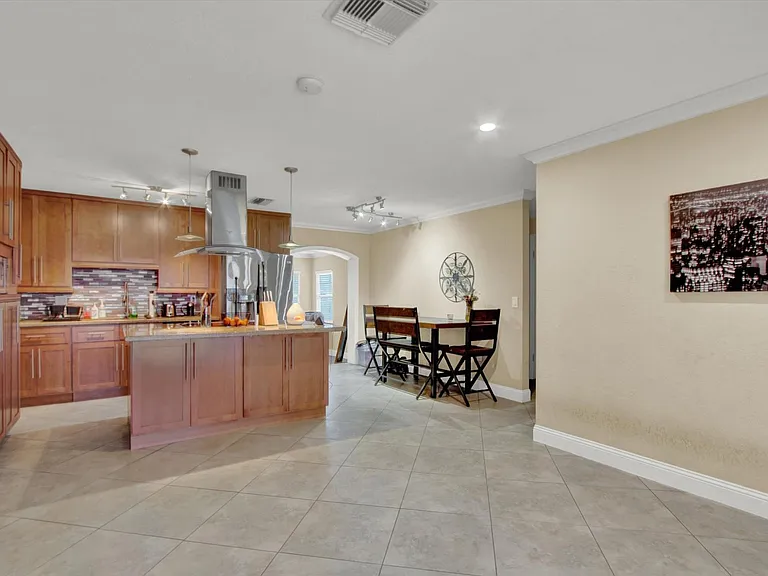 3400 Linden Dr — Photo 2