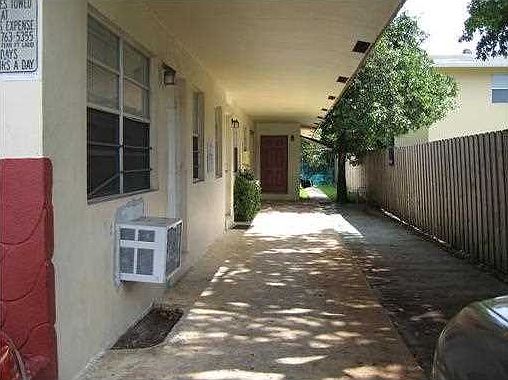 2nd image of 1646 N Dixie Hwy