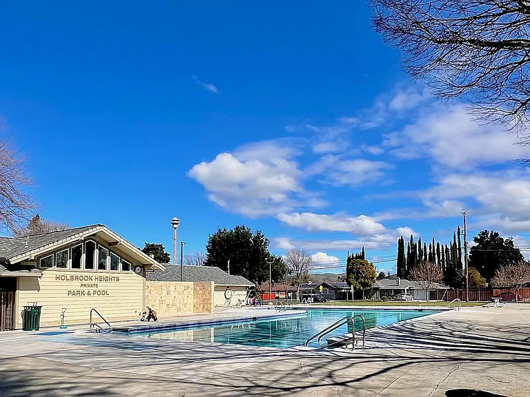 - FREE use of the swimming pool at Holbrook Heights Private Park & Pool (within walking distance)