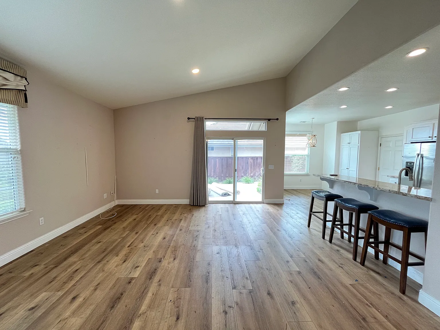 3 bed, 2016 sqft, $4,500 — Photo 3