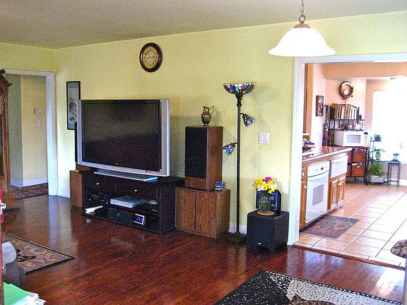4th image of 2740 Fairgreen Ave