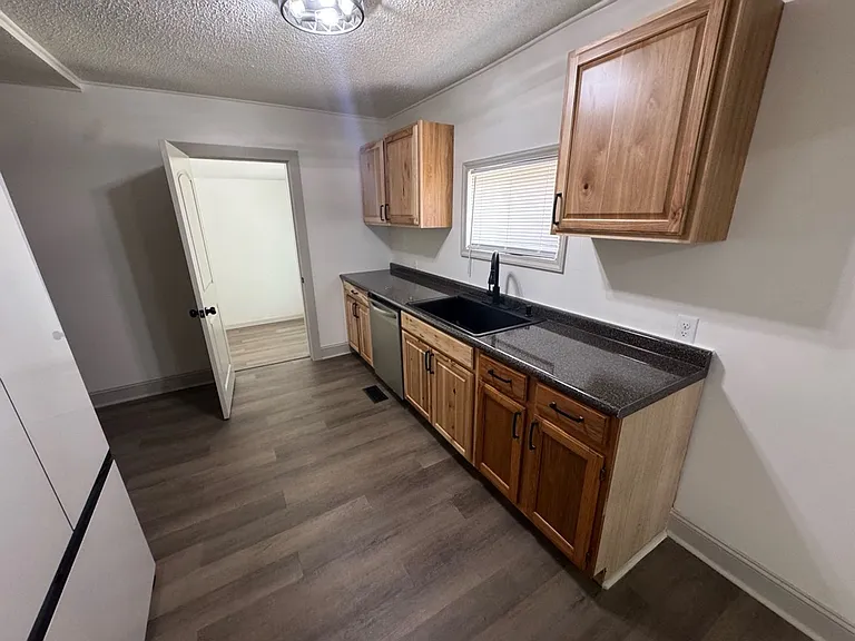 143 Massey St — Photo 5