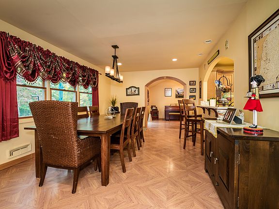 05-Dining Room.jpg