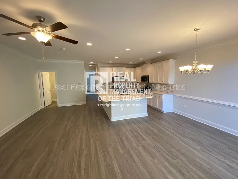 4332 Holstein Dr — Photo 16
