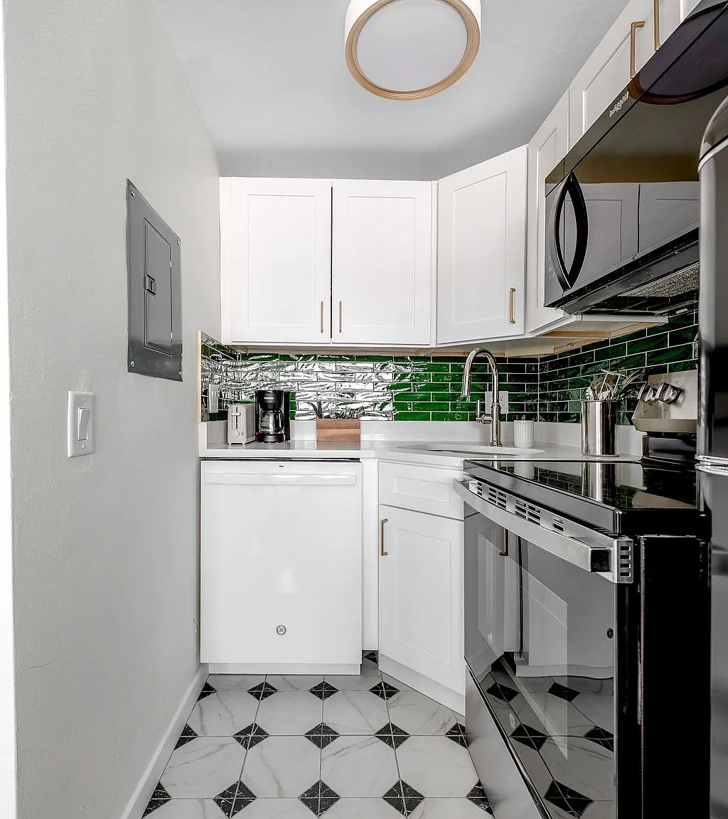 Studio, 250 sqft, $1,600 — Photo 4