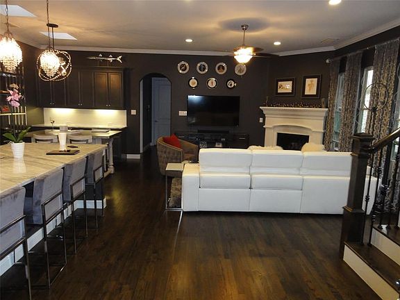 4th image of 813 Chapel Hill Ln